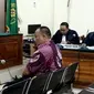 Rico Dian Sari, terdakwa perantara suap terhadap gubernur Bengkulu yang terjaring OTT KPK mendengarkan amar putusan majelis hakim PN Tipikor Bengkulu (Liputan6.com/Yuliardi Hardjo)