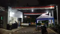 Suasana di gerbang Komplek Perumahan Modern Hills di Pamulang, Kota Tangerang Selatan (Tangsel), yang dijaga ketat petugas keamanan, Selasa (27/4/2021) malam. (Liputan6.com/Pramita Tristiawati)