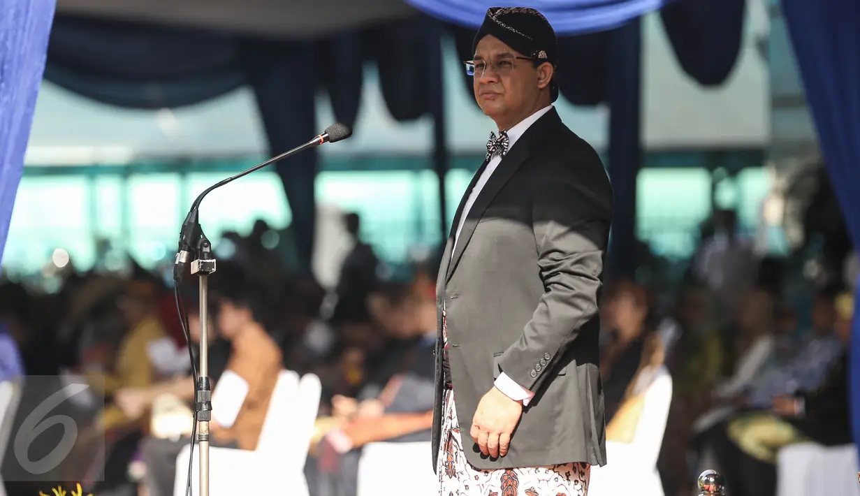Mendikbud Anies Baswedan mengenakan baju adat daerah saat upacara peringatan Hari Pendidikan Nasional 2016 di Kemendikbud, Jakarta, Senin (2/5).  Upacara diikuti pegawai Kemendikbud dan perwakilan sekolah-sekolah di Jakarta. (Liputan6.com/Faizal Fanani)