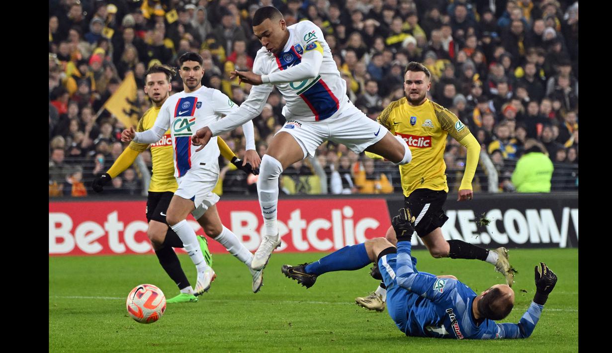 Pemain PSG, Kylian Mbappe mencetak gol ke gawang US Pays de Cassel pada laga babak 32 besar Coupe de France 2022/2023 di Stade Bollaert-Delelis, Selasa (24/1/2023) dini hari WIB. Mbappe keluar sebagai Man of The Match setelah melesatkan lima gol untuk kemenangan 7-0 The Parisians. (AFP/Francois Lo Presti)