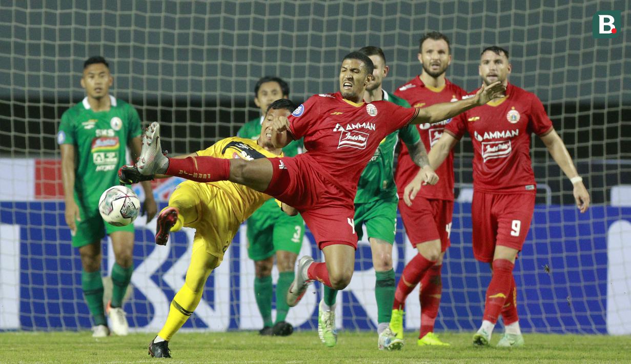 Pertahanan PSS cukup sigap menghalau gempuran serangan Persija. Namun hingga wasit Steven Yubel Poli meniup peluit panjang, kedua tim harus puas berbagai poin sama 1-1. (Foto: Bola.com/M Iqbal Ichsan)