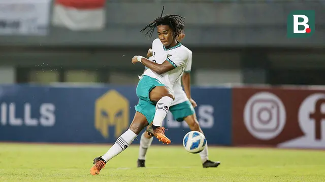 Foto: Aksi Dansa Marselino Ferdinan dan Ronaldo Kwateh Yang Membuat Vietnam Kerepotan