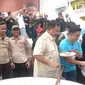 Calon presiden (capres) nomor urut 2 Prabowo Subianto masak di daerah Cilincing, Jakarta Utara pada Jumat siang (8/12/2023). (Foto: istimewa)