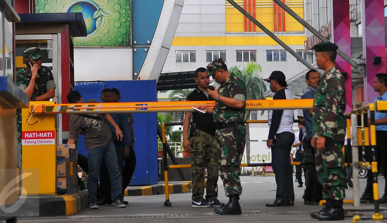 Petugas dari TNI terlihat melakukan penjagaan di depan pusat perbelanjaan kawasan Glodok, Jakarta Barat, Jumat (4/11). Pengamanan ketat dilakukan guna mengantisipasi peristiwa tidak diinginkan terkait demonstrasi Ormas Islam. (Liputan6.com/Angga Yuniar)