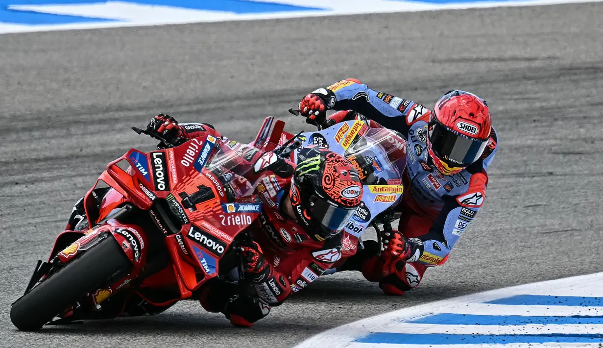 Memulai start dari posisi ketujuh, Francesco Bagnaia baru bisa tampil terdepan saat balapan tersisa 15 putaran. (JORGE GUERRERO/AFP)