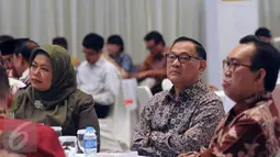 Gubernur Bank Indonesia, Agus Martowardojo (kedua kanan) saat menghadiri seminar nasional kajian tengah tahun Indef 2016 di Kampus Trilogi, Jakarta, Rabu (27/7). Seminar membahas Evaluasi Paket, Evaluasi Ekonomi. (Liputan6.com/Helmi Fithriansyah)