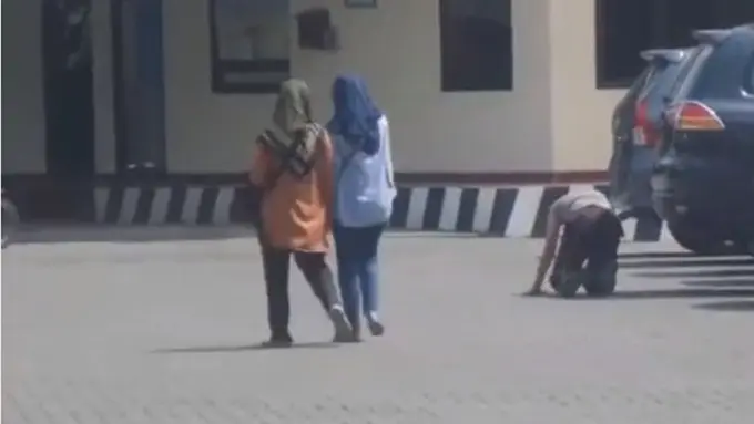 Gara-gara Sering Bolos, Polisi Ini Dihukum Jalan Merangkak!