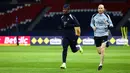 Diperkuat sederet nama besar seperti Kylian Mbappe, Ousmane Dembele, William Saliba, Michael Olise, dan Rayan Cherki, Les Blues siap menunjukkan dominasi mereka di Parc des Princes. Tampak dalam foto, gelandang Prancis, Eduardo Camavinga (kiri) berlari dan melakukan pemanasan di pinggir lapangan selama sesi latihan di Stadion Parc des Princes, Paris, pada Rabu 12 November 2025. (FRANCK FIFE/AFP)
