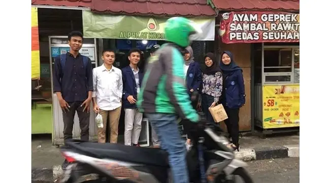 6 Potret Gagal Foto Karena Motor Lewat Ini Bikin Ngakak