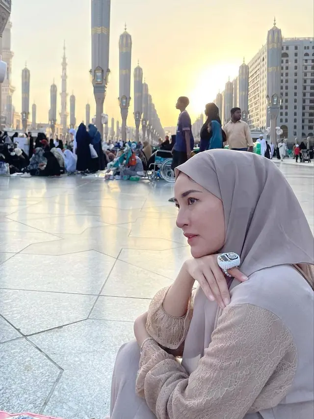 6 Potret Shandy Purnamasari dan Gilang Widya Pramana Jalani Ibadah Umrah