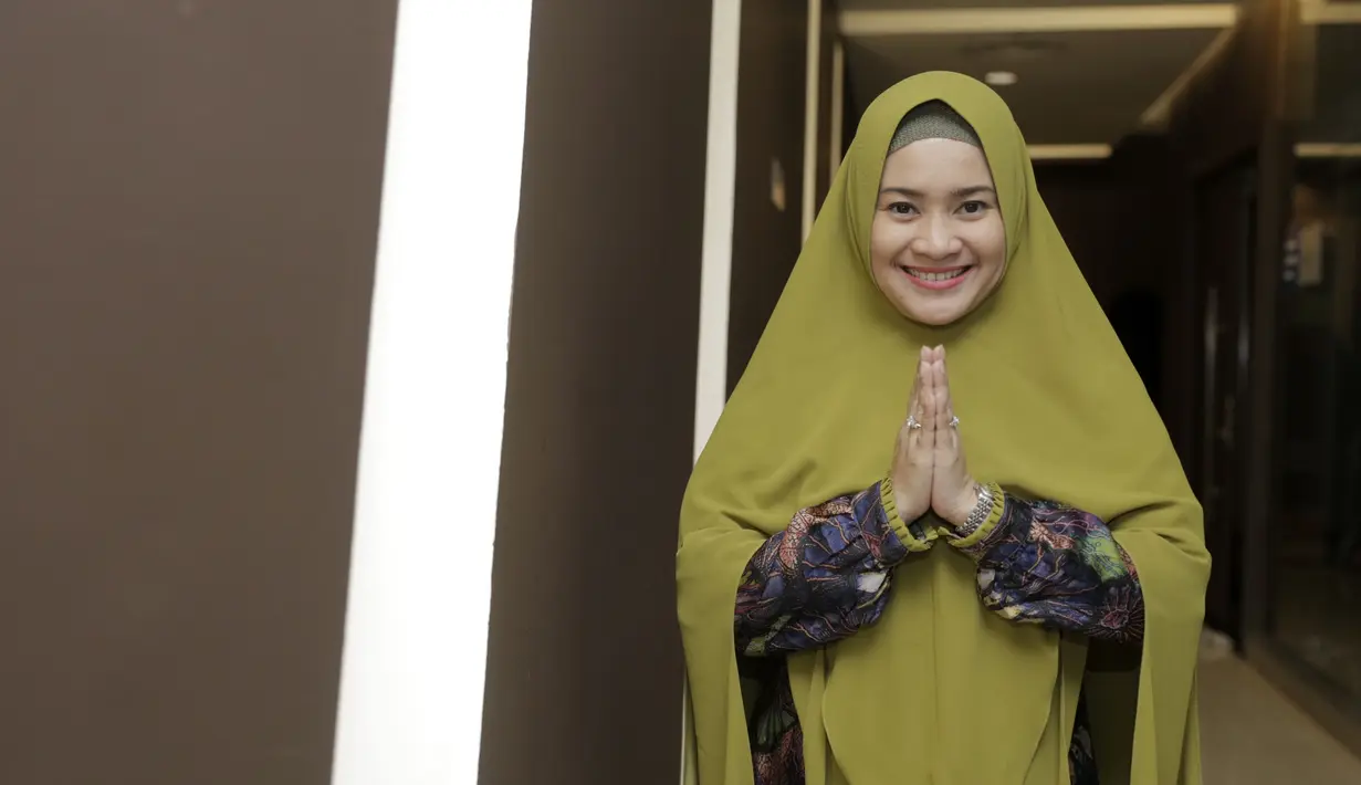 Ikke Nurjanah tampil anggun dengan balutan hijab syar'i yang dipakainya. Dengan hijab berwarna hijau army, Ikke terlihat sangat memesona. Senyum yang terus diumbar Ikke juga membuat pesona dirinya terpancarkan. (KapanLagi.com/Muhammad Akrom Sukarya)