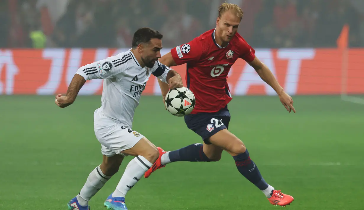 Pemain LOSC Lille, Mitchel Bakker (kanan) berebut bola dengan pemain Real Madrid, Dani Carvajal pada laga Liga Champions yang berlangsung di Pierre-Mauroy Stadium, Villeneuve d'Ascq, Prancis, 2 October 2024. (AFP/Francois Lo Presti)