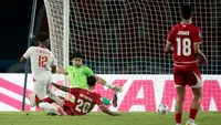 Penyerang Vietnam, Nguyen Xuan Son (kiri), mencetak gol ketiga ke gawang Timnas Indonesia setelah melewati hadangan kiper Nadeo Argawinata dan bek Shayne Pattynama pada laga ketiga Grup A Piala AFF 2026 di Stadion Pakansari, Bogor, Senin (3/8/2026) malam WIB. Gol pada menit ke-71 tersebut memastikan kemenangan Vietnam 3-0 atas skuad Garuda. (Kapanlagi.com/Budy Santoso)