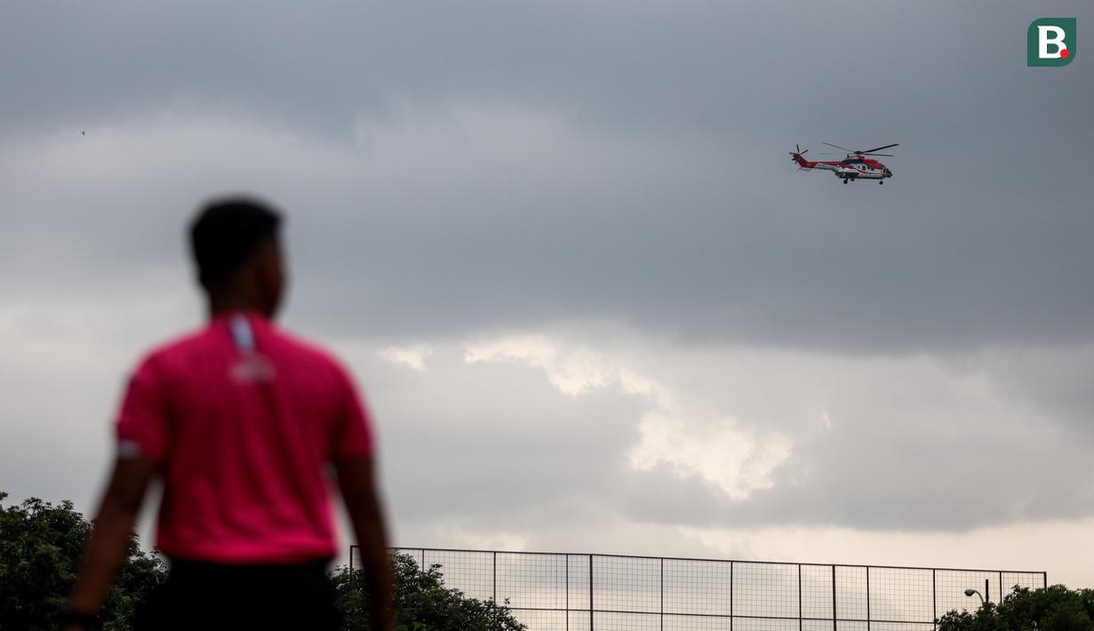 <p>Helikopter melintas saat pertandingan uji coba antara Korea-Korea Selecao melawan Akademi Sepak Bola Intinusa Olah Prima (ASIOP) di Lapangan Sutasoma, Halim, Jakarta Timur, Selasa (18/11/2024). (Bola.com/Bagaskara Lazuardi)</p>