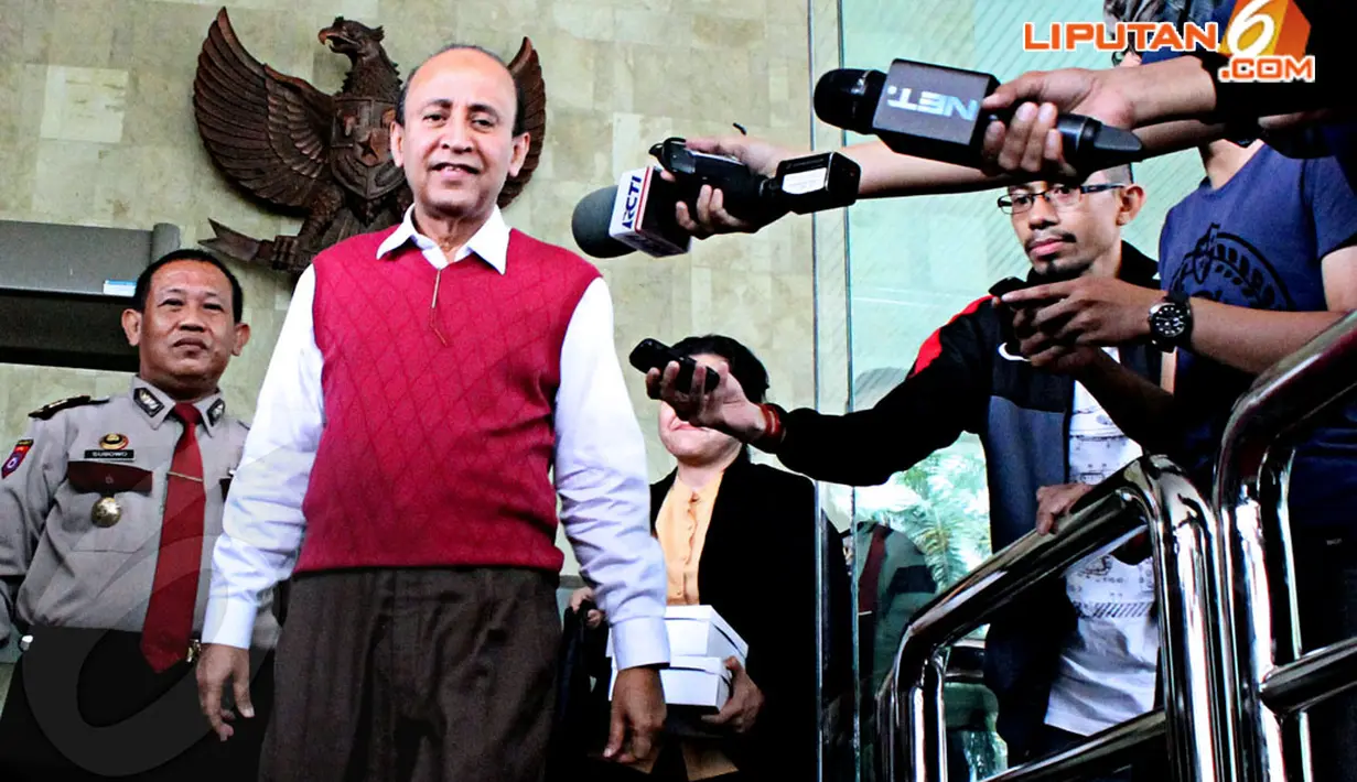 Fuad Bawazier yang pernah menjabat sebagai Menteri Keuangan Indonesia pada era Presden Soeharto itu muncul di lobi utama gedung KPK pada Senin sekitar pukul 12.40 WIB. (Liputan6.com/Johan Tallo)