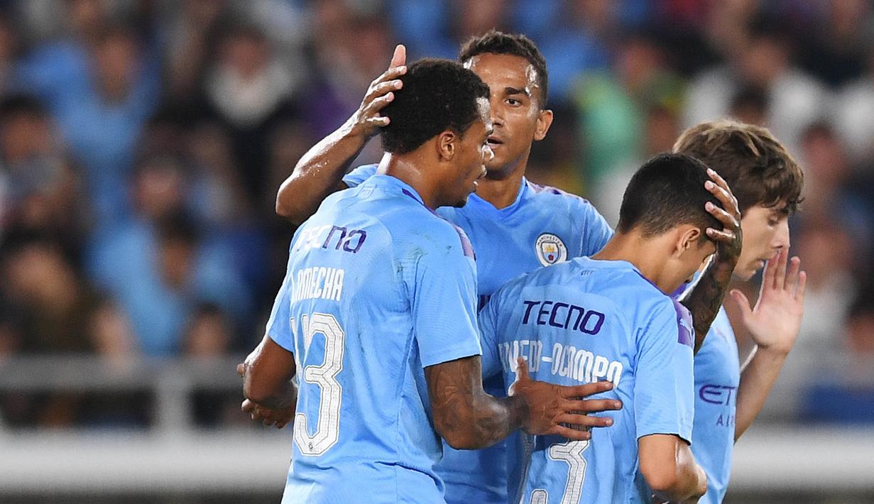 Para pemain Manchester City merayakan gol yang dicetak Lukas Nmecha ke gawang Yokohama Marinos pada laga pramusim di Stadion Yokohama, Jepang, Sabtu (27/7). Yokohama kalah 1-3 dari City. (AFP/Charly Triballeau)