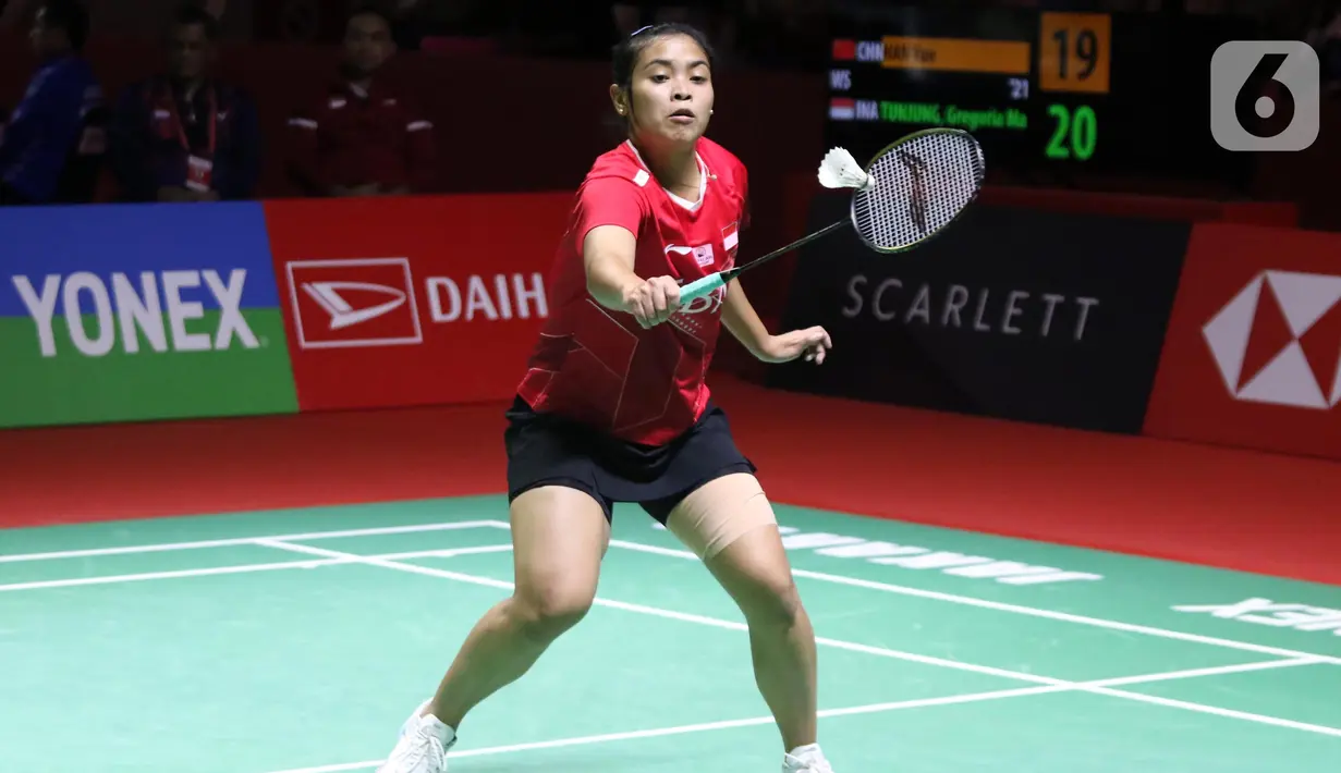 Pebulutangkis tunggal putri Indonesia, Gregoria Mariska Tunjung mengembalikan kok ke arah Han Yue (China) di babak Perempat Final Indonesia Masters 2023 di Istora Senayan, Jakarta, Jumat (27/1/2023). Langkah Gregoria Mariska Tunjung terhenti usai disingkirkan wakil China, Han Yue, dalam tiga gim 21-19, 8-21, dan 16-21. (Liputan6.com/Helmi Fithriansyah)