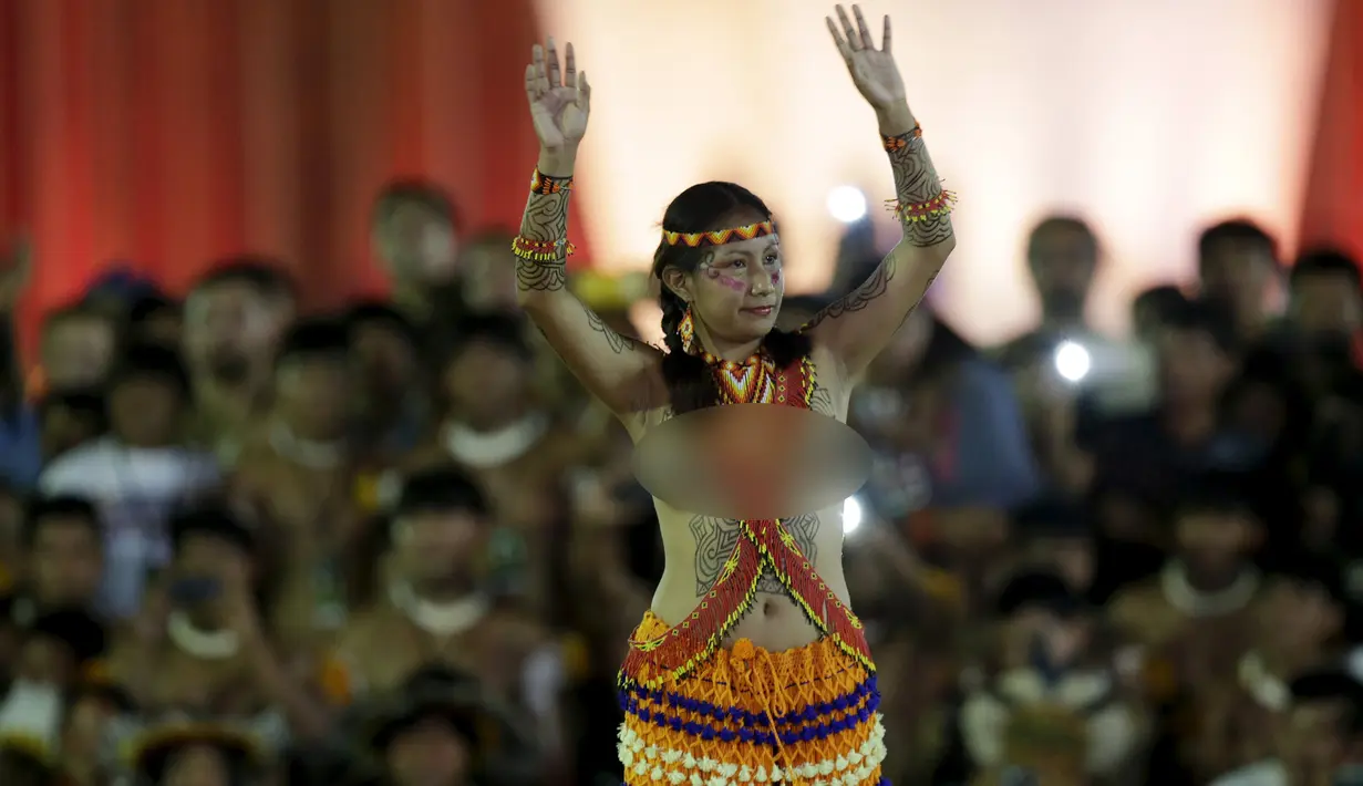 Seorang wanita tanpa busana saat mengikuti parade Kecantikan Adat Internasional dalam Olimpiade bagi masyarakat adat dunia di, Palmas, Brasil, Sabtu (24/10/2015).  Sekitar 48 etnik dari berbagai dunia ikut dalam kejuaraan ini. (REUTERS/Ueslei Marcelino)