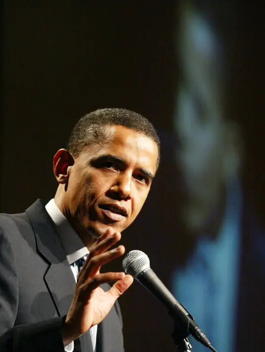 Barack Obama berbicara di Dewan Perencanaan Metropolitan Paris di Chicago, Illinois pada 7 Oktober 2004. (Tim Boyle / Getty Images / AFP)  