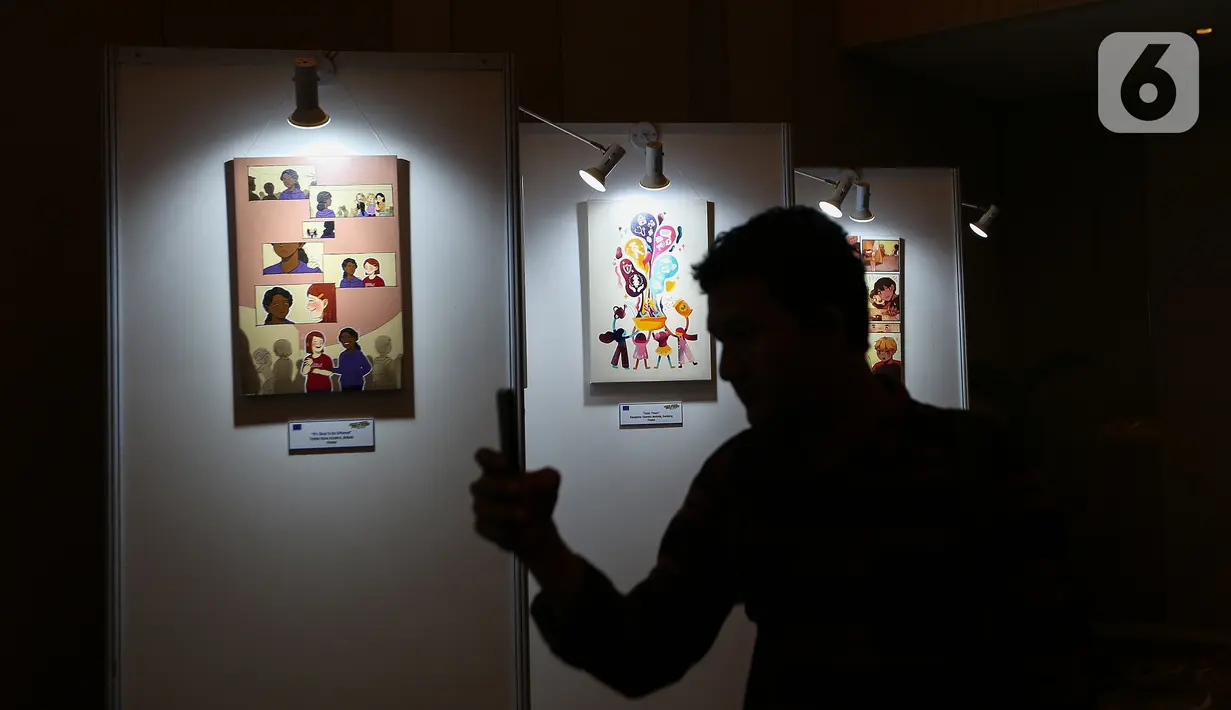 Pengunjung melihat karya komik dan kartun dalam kampanye bertajuk He For She di Jakarta, Senin (25/11/2019). Karya komik dan kartun menyerukan urgensi untuk menghentikan kekerasan terhadap wanita dan anak perempuan. (Liputan6.com/Fery Pradolo)