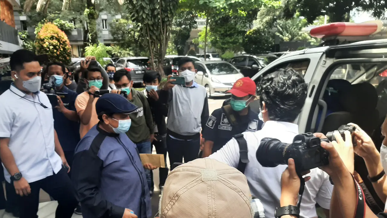 Sekjen Habib Rizieq Shihab Center, Haikal Hassan menuju ambulans setelah dinyatakan reaktif Covid-19