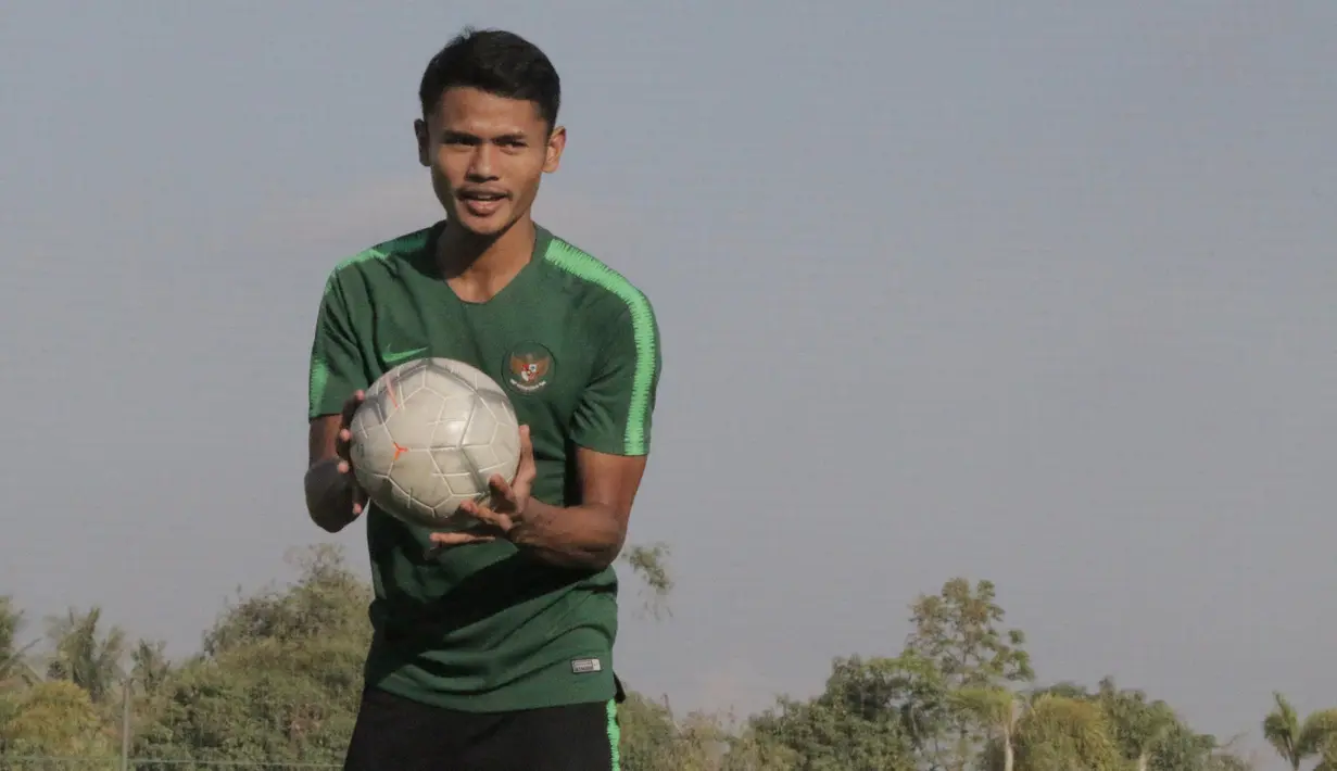 Pemain Timnas Indonesia U-22, Dimas Drajad, memegang bola saat latihan di Lapangan AUPP, Phnom Penh, Selasa (19/2). Latihan ini persiapan jelang laga Piala AFF U-22 melawan Malaysia. (Bola.com/Zulfirdaus Harahap)
