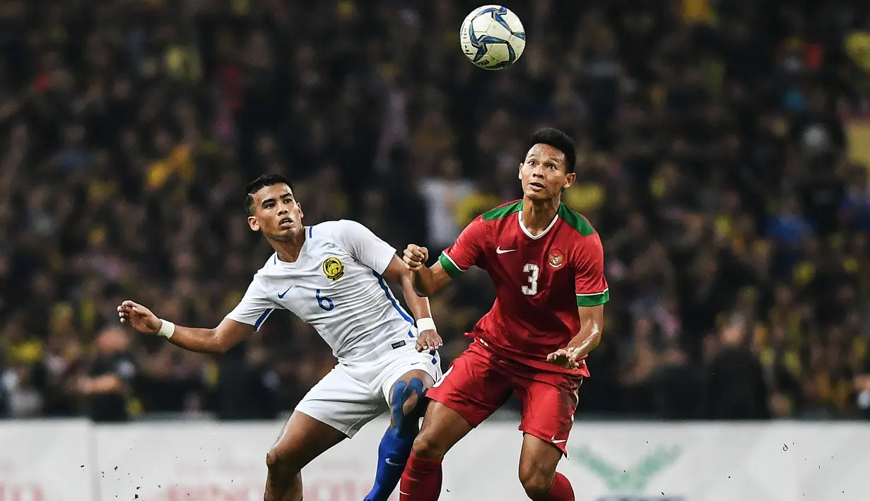 Safawi Rasid (kiri) memiliki kemampuan kaki kiri yang baik layaknya Lionel Messi. Safawi juga mempunyai naluri mencetak gol yang tinggi. Kini dia menjadi top skor sementara Piala AFF dengan torehan empat gol. (AFP/Mohd Rasfan)