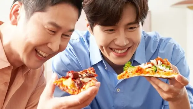 Kim Seon Ho dan Shin Dong Yup dalam iklan Domino's. (Foto via Allkpop)