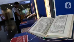 Kementerian Agama melalui Lembaga Pentashihan Alquran (LPMQ) menggelar pameran bertajuk 9 Mushaf Al Quran Fenomenal. (Liputan6.com/Herman Zakharia)