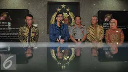 Menkeu Sri Mulyani (kedua kiri) memberikan keterangan di  Mabes Polri, Jakarta, Jumat (29/7). Bersama Kapolri, Sri Mulyani melakukan video Call  sosialisasi Tax Amnesty ke seluruh Kapolda. (Liputan6.com/Gempur M Surya)