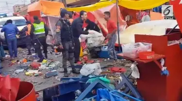 Sebuah gas milik pedagang kaki lima meledak di karnaval Oruro, Bolivia. Sedikitnya 8 orang tewas  dan 40 lainnya luka-luka.