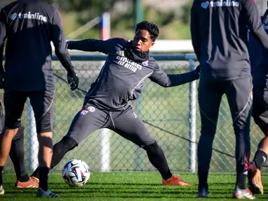 Endrick yang baru saja dilepas Real Madrid langsung tancap gas mengikuti sesi latihan bersama klub barunya Olympique Lyon. (AFP/Olivier Chassignole)