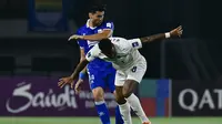 Bek Persib Bandung, Julio Cesar berduel dengan striker Lion City Sailors, Anderson Lopes dalam laga perdana Grup G AFC Champions League 2 2025/2026 di Gelora Bandung Lautan Api, Kamis (18/9/2025). (Dok. Persib)