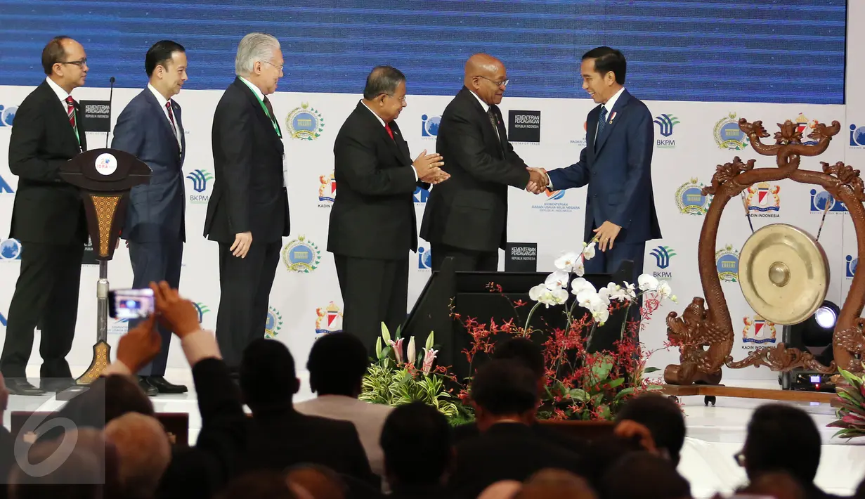 Presiden Joko Widodo (Jokowi) berjabat tangan dengan Presiden Afrika Selatan Jacob Zuma usai membuka Business Summit dalam rangkaian KTT Indian Ocean Rim Association (IORA) 2017 di Jakarta Convention Center, Senin (6/3). (Liputan6.com/Angga Yuniar)