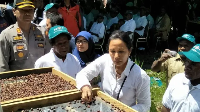Menteri Badan Usaha Milik Negara (BUMN) Rini Soemarno ingin agar kopi asal Papua bisa mendunia.