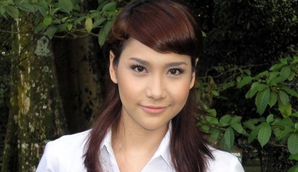 Ayah dari Noah Sinclair ini memang memiliki paras menawan. Saat ia memakai seragam SMA, potret BCL ini tuai atensi. Tak heran foto lawas BCL pakai seragam SMA ini berhasil menyita perhatian publik. (Liputan6.com/IG/bclsinclair)