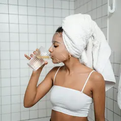 Saat hidrasi kulit menurun, elastisitasnya ikut melemah, tampilan wajah terlihat kusam, dan tekstur kulit terasa lebih kasar.  [Dok/Pexels.com/Ron Lach].