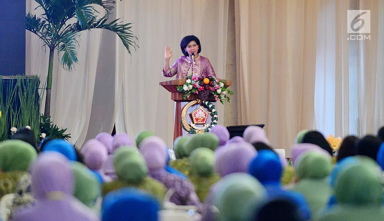 Istri Menteri Pertahanan Nora Ryamizard Ryacudu menjadi pembicara pada pembekalan kepada 931 anggota Dharma Pertiwi di Jakarta, Kamis (25/1). Pembekalan membahas peran istri mendukung suami bertugas menjaga keutuhan NKRI.  (Liputan6.com/Pool/Kemenhan)