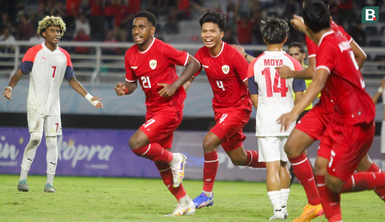<p>Selebrasi pemain Timnas Indonesia U-19, Iqbal Gwijangge (kiri) setelah mencetak gol kedua timnya ke gawang Filipina U-19 pada laga Grup A Piala AFF U-19 2024 di Stadion Gelora Bung Tomo, Surabaya, Rabu (17/7/2024). (Bola.com/Aditya Wany)</p>