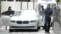 Shahrukh Khan dengan mobil BMW-nya. (Cartoq)