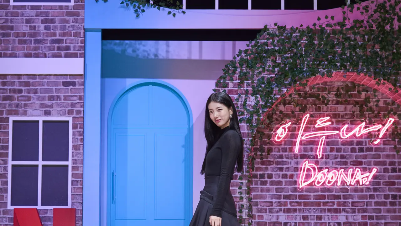 Suzy di konferensi pers serial drama Korea Doona!, Rabu (18/10/2023). (Foto: Netflix)