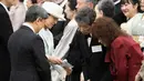 Kaisar Jepang Naruhito (kiri) dan Permaisuri Masako (kedua dari kiri) berbicara dengan desainer grafis Jepang Tadanori Yokoo (ketiga dari kiri) selama pesta taman musim semi di taman kekaisaran Istana Akasaka di Tokyo pada tanggal 23 April 2024. (Yuichi YAMAZAKI/POOL/AFP)