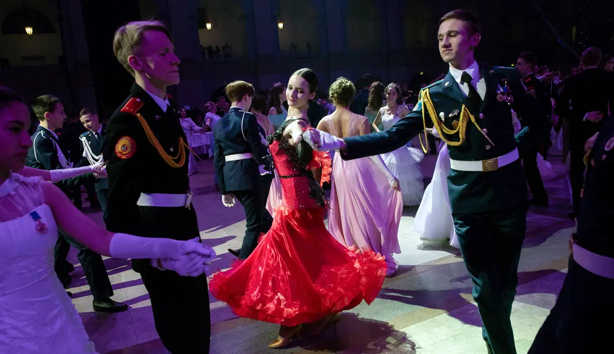 Siswa sekolah militer menari saat pesta tahunan Cadet Ball di Moskow, Rusia, Selasa (17/12/2019). Tarian dalam acara ini menggambarkan kemegahan kaum Tsar Rusia. (AP Photo/Pavel Golovkin)