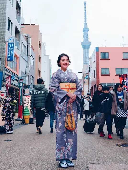 Manda Cello saat ini sedang fokus dalam tarik suara dengan single lagu berjudul Tak Tergantikan karya  Dian Nebula bersama Pay dan juga Ari Lasso. Lagu ini pun baru saja dirilis pada 20 Februari 2020. (Liputan6.com/IG/@mandacellooo)