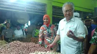 Menteri Perdagangan Enggartiasto L‎ukita mengunjungi Pasar Tanjung, Kabupaten Jember, Jawa Timur (Jatim).