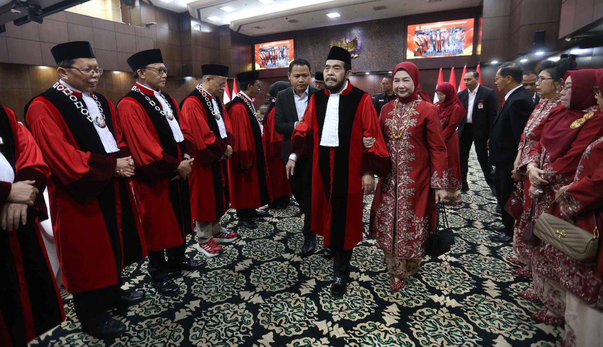 Namun, suasana di Gedung Mahkamah Konstitusi mendadak berubah menjadi kepanikan. Mantan Ketua Mahkamah Konstitusi, Tampak dalam foto, Anwar Usman (tengah) saat mengikuti prosesi wisuda purnabakti di Ruang Sidang Mahkamah Konstitusi (MK), Jakarta, Senin (13/4/2026). (Kapanlagi.com/Budy Santoso)