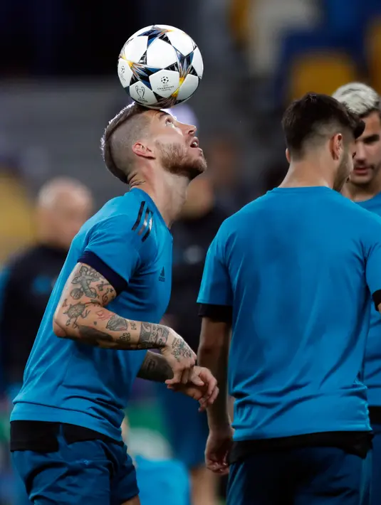 Pemain Real Madrid, Sergio Ramos mengontrol bola sesi latihan menjelang final Liga Champions di NSC Olimpiyskiy Stadium, Kiev, Jumat (25/5). Final Liga Champions akan mempertemukan Real Madrid melawan wakil Inggris, Liverpool. (AP/Pavel Golovkin)
