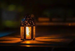 Ilustrasi puasa, Ramadan, Islami. (Photo by Ahmed Aqtai: https://www.pexels.com/photo/photo-of-ramadan-light-on-top-of-table-2233416/)