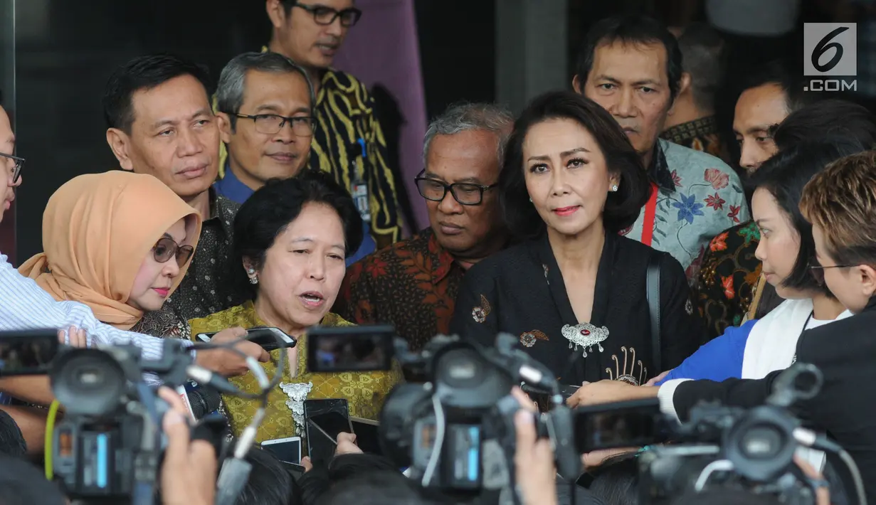 Anggota Pansel Calon Pimpinan KPK sekaligus pakar hukum pidana dan HAM Harkristuti Harkrisnowo (dua kiri) bersama Ketua Pansel Calon Pimpinan KPK Yenti Ganarsih (kanan) memberi keterangan usai menggelar pertemuan di Gedung KPK, Jakarta, Rabu (12/06/2019). (merdeka.com/Dwi Narwoko)
