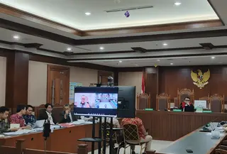 Mantan Wakil Kepala Badan Gizi Nasional (BGN) Lodewyk Pusung mengungkapkan sempat mengirim pesan kepada Menteri Pertahanan Sjafrie Sjamsoeddin sebelum dirinya ditangkap penyidik kejaksaan. (Liputan6.com/Dimas Ramadhan Wicaksana)